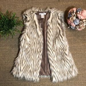 🆕🎉  SALE!!! Adorable Faux Fur Vest 🎉